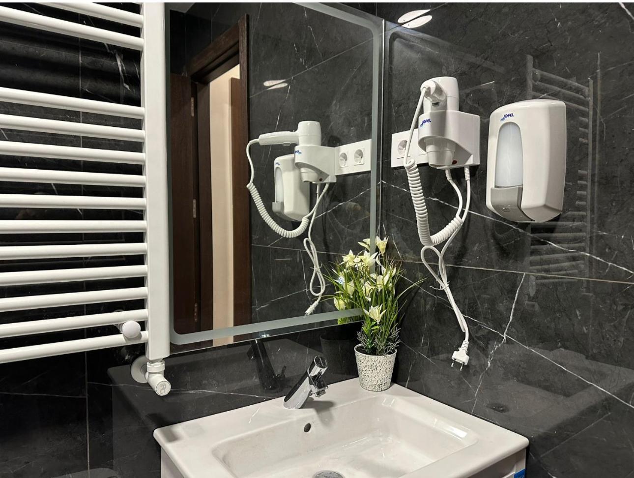 Hostal “ Infantas” Madrid Eksteriør billede